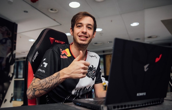 凭借稳健的 凭借稳健的